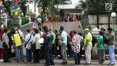 Antrean warga yang akan melakukan verifikasi pendaftaran mudik gratis bersama Jasa Raharja di Gedung Nyi Ageng Serang, Jakarta, Rabu (7/6). Jasa Raharja menyiapkan 500 bus dan 8 rangkaian kereta untuk program mudik gratis. (Liputan6.com/Immanuel Antonius)
