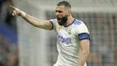 <p>Petaka bagi City, Ruben Dias membuat kesalahan melanggar Benzema di dalam kotak penalti dan wasit langsung menunjuk titik putih. Benzema yang menjadi eksekutor sukses menjalani tugasnya sehingga skor berubah menjadi 3-1 untuk keunggulan Real Madrid. (AP /Manu Fernandez)</p>