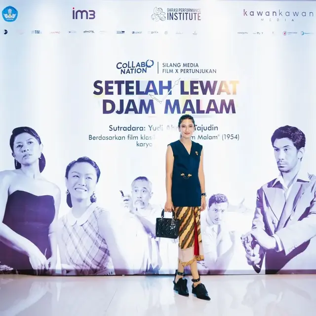 Potret Dian Sastro Kenakan Busana Tradisional