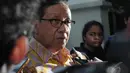 Ketua Dewan Pertimbangan Partai Golkar Akbar Tandjung menjawab pertanyaan wartawan usai berkunjungan ke kediaman BJ Habibie, Jakarta, Senin (15/12/2014). (Liputan6.com/Herman Zakharia)