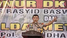 Kapolda Metro Jaya Irjen Idham Azis memberikan sambutan pada acara peresmian Rumah Susun (Rusun) Promoter Polri di Kebon Jeruk, Jakarta Barat, Rabu (28/11). Rusun yang dibangun 17 lantai terdiri atas 255 unit. (Liputan6.com/Faizal Fanani)