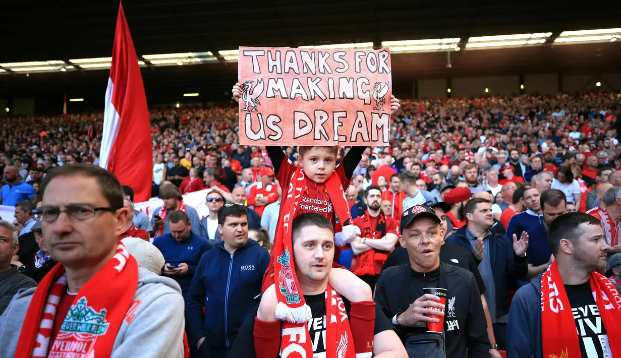 Sejumlah fans Liverpool berada di tribun setelah pertandingan melawan Wolverhampton Wanderers pada lanjutan Liga Inggris di stadion Anfield (12/5/2019). Liverpool menduduki peringkat kedua  dengan poin 97 berselisih satu pooin dari Manchester City. (AP Photo/Peter Byrne)