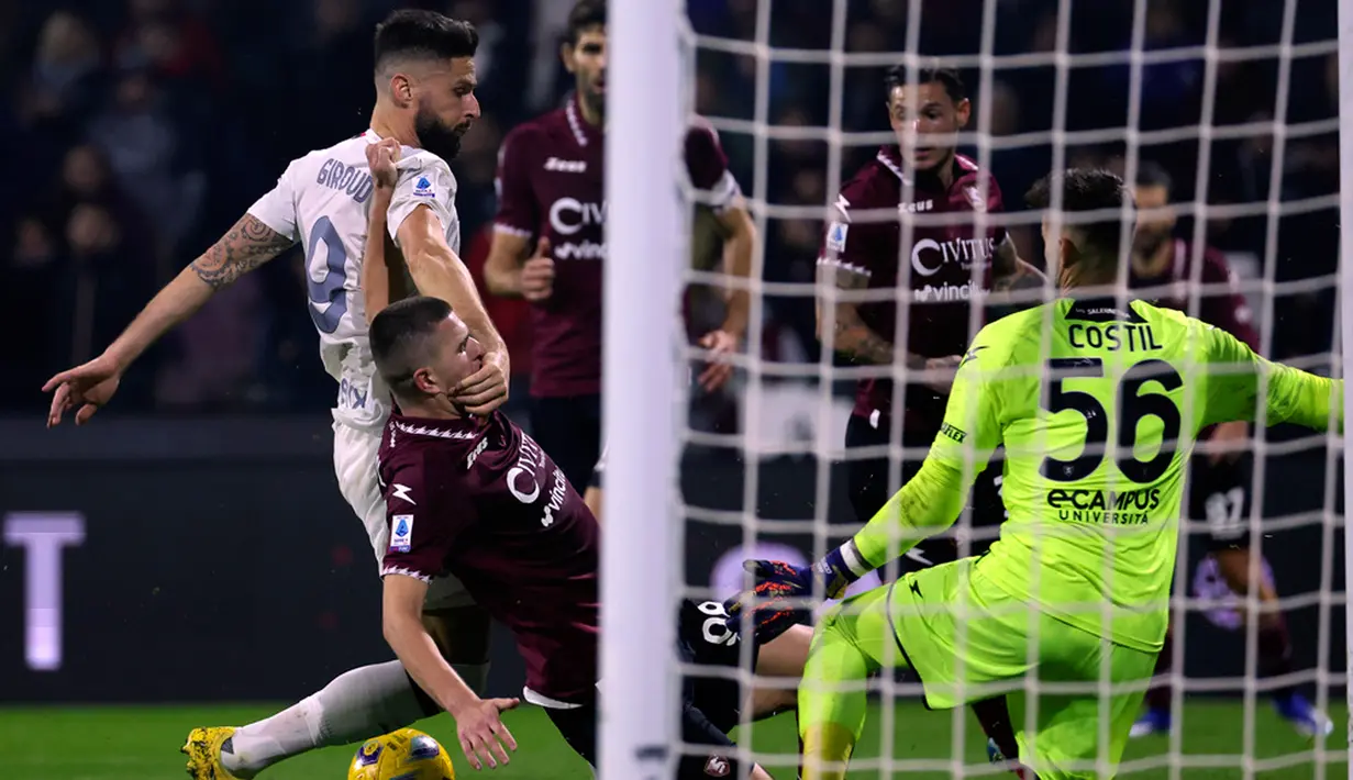 Hasil imbang ini membuat AC Milan masih tak beranjak dari peringkat tiga klasemen sementara Liga Italia dengan 33 poin dari 17 pertandingan, sedangkan Salernitana tertahan di posisi juru kunci dengan sembilan poin. (Alessandro Garofalo/LaPresse via AP)