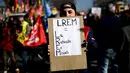 Seorang pengunjuk rasa memegang tanda bertuliskan "LREM: kurangi uang pensiun" selama demonstrasi pada hari kelima demonstrasi nasional yang diselenggarakan sejak awal tahun, menentang perombakan pensiun yang sangat tidak populer, di Avignon, Prancis Selatan, Kamis (16/2/2023). (CHRISTOPHE SIMON/AFP)