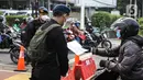 Petugas polisi mengecek dokumen pengendara saat penyekatan ruas Jalan Simatupang mengarah ke Fatmawati, Jakarta, Sabtu (10/7/2021). Penambahan titik penyekatan jalan untuk mempertegas bahwa Jakarta masih masa PPKM Darurat. (Liputan6.com/Faizal Fanani)
