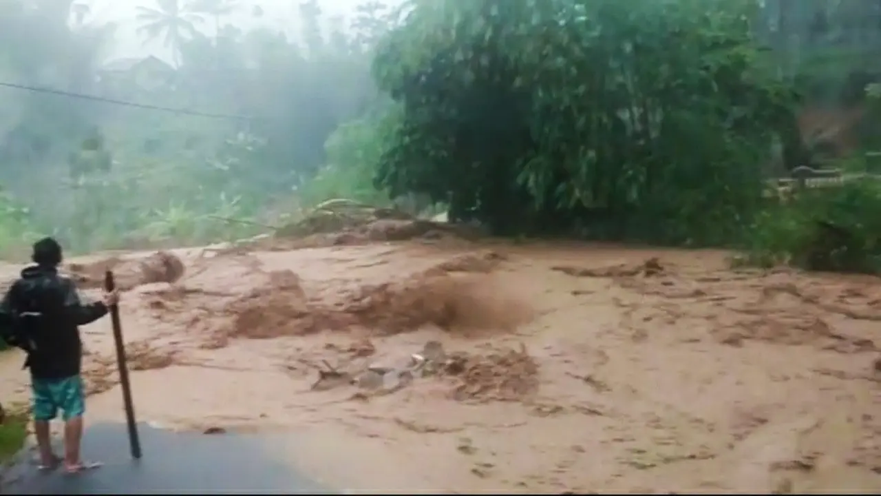 Musibah banjir bandang yang menyapu beberapa kampung dan desa di dua Kecamatan yakni Sukawening dan Karangtengah Sabtu lalu, murni karena faktor cuaca akibat tingginya curah hujan.