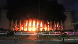 Kebakaran besar menghanguskan gedung Pos bersejarah yang berusia puluhan tahun itu. (AFP/STR)