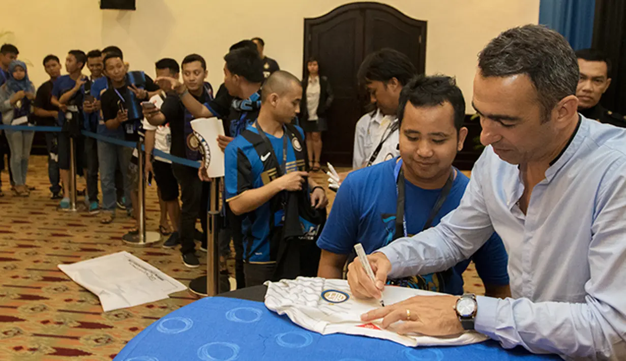 Youri Djorkaeff memberikan tandatangan kepada Interisti pada acara Meet and Greet Inter Legend di Bali, Jumat (28/8/2015) Acara ini merupakan rangkaian Gathering Nasional Inter Club Indonesia ke-IV. (Bola.com/Vitalis Yogi Trisna)