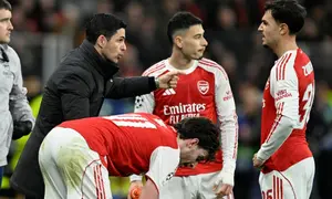 Manajer Arsenal asal Spanyol, Mikel Arteta (kiri ke kanan), memberikan instruksi dari pinggir lapangan kepada gelandang Arsenal asal Inggris bernomor punggung 41, Declan Rice, gelandang Arsenal asal Brasil bernomor punggung 11, Gabriel Martinelli, dan bek Arsenal asal Spanyol bernomor punggung 36, Martin Zubimendi, selama pertandingan leg pertama babak 16 besar Liga Champions UEFA antara Bayer 04 Leverkusen vs Arsenal di Leverkusen, Jerman barat, pada 12 Maret 2026. (INA FASSBENDER/AFP)