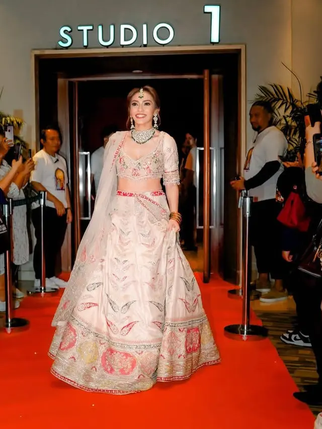 Masayu Anastasia Dibalut Lehenga saat Premier Film Terbarunya. [@masayuanastasia]