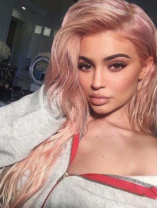 9 Style  Seksi Kylie Jenner dengan Warna  dan Gaya Rambut  