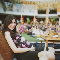 Syahnaz Sadiqah tengah mengandung anak pertama dan kedua. Usia kandungan adik Raffi Ahmad itu lima bulan. Istri Jeje Govinda itu hamil setelah menanti sekitar satu tahun. (instagram/syahnazs)
