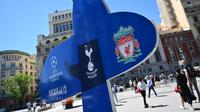 Penanda final Liga Champions 2018-2019 antara Tottenham Hotspur Vs Liverpool. Puluhan ribu fans dua tim akan membanjiri Madrid, yang menjadi tuan rumah perhelatan bergengsi tersebut.  (AFP / Gabriel Bouys)