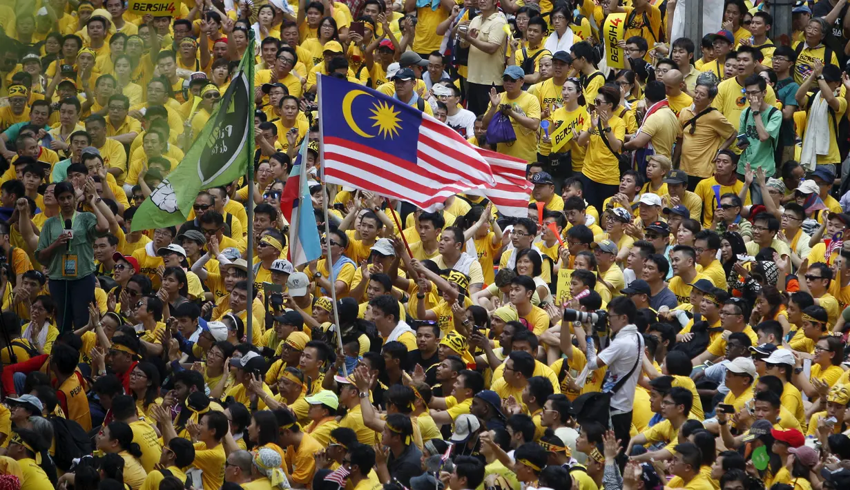 Ribuan orang menyemut di dekat Chinatown di ibukota Malaysia Kuala Lumpur, Malaysia, Sabtu (29/8/2015). Mereka menuntut Perdana Menteri Najib Razak untuk mengundurkan diri karena diduga melakukan korupsi. (Reuters/ Athit Perawongmetha)