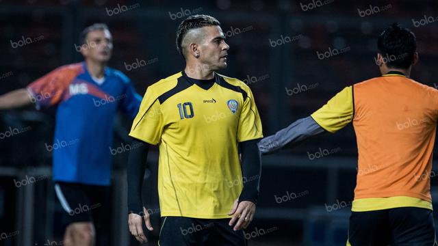 Bola.com Arema Cronus Cristian Gonzales