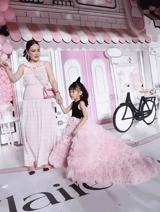 Melengkapi tampilan, Shandy Aulia mengenakan jam tangan dan aksesori gelang. Rambutnya diikat belakang mengenakan pita hitam tanpa poni. Wajahnya dipulas dengan riasan minimalis. [@shandyaulia]