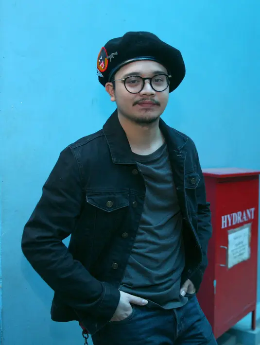 "Mungkin, yang bikin dia kaget, karena gue ngoroknya kenceng banget. Capek kali dia, gue ngoroknya kenceng banget tiap hari," ungkap Derby. (Nurwahyunan/Bintang.com)