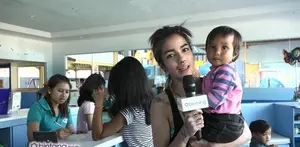 Sheila Marcia membawa ketiga anaknya, Leticia, Nathaniel, dan Brianna ke sebuah tempat permainan di kawasan Sanur, Denpasar Bali.