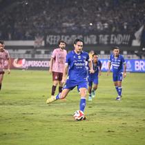 Striker Persib Bandung, Andrew Jung mengeksekusi penalti dengan sempurna ke gawang Persik Kediri dalam laga pekan ke-25 BRI Super League 2025/2026 di Stadion Gelora Bandung Lautan Api, Bandung, Senin (9/3/2026). (Bola.com/Muhammad Faqih)