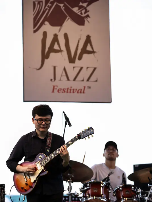 Gitaris jazz Daniel Dyonisius saat tampil pada hari kedua BNI Java Jazz Festival 2022 di JIExpo Kemayoran, Jakarta Pusat, Sabtu (28/5/2022). Perhelatan musik BNI Java Jazz Festival 2022 digelar pada 27-29 Mei dengan menampilkan musisi-musisi dari dalam dan luar negeri. (Liputan6.com/Johan Tallo)