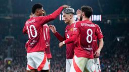 Pemain Manchester United merayakan gol yang dicetak oleh Alejandro Garnacho ke gawang Leicester City pada pertandingan babak 16 besar Carabao Cup di Stadion Old Trafford, Kamis (31/10/2024). (AP Photo/Dave Thompson)