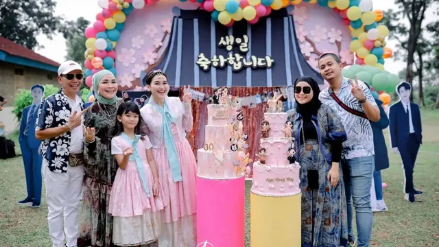 6 Potret Kejutan Ulang Tahun Ayu Ting Ting, Tampil Menawan dengan Baju Tradisional Korea