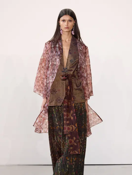 Punya visi menciptakan busana modern yang kaya akan filosofi budaya nusantara, di runway NYFW, Didiet menampilkan busana ‘ready-to-wear’ dari kain tenun dan batik yang diolah menjadi vest, wrap dress, wrap skirt, long coat dan lightweight trench coat, hingga baju renang. [Dok/Didiet Maulana]