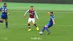 Leicester City masih belum terkalahkan di bawah pelatih baru Craig Shakespare, usai kembali meraih kemenangan kali ini atas tuan rumah West Ham dengan skor tipis 3-2. Gol brilian Mahrez mengawali pesta kemenangan The Foxes. Sundulan Huth memperbesar ...