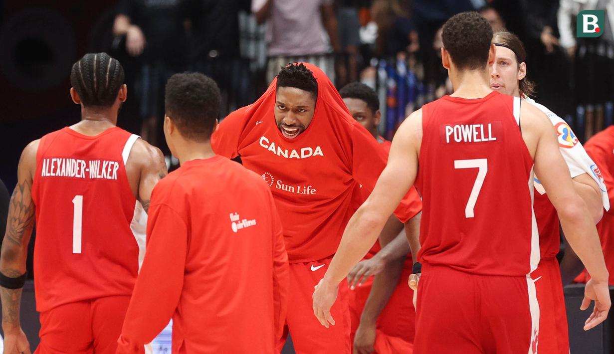 Pebasket Kanada merayakan kemenangan atas Spanyol pada laga FIBA World Cup 2023 di Indonesia Arena, Minggu (3/9/2023). Kanada menang dengan skor 88-85. (Bola.com/M Iqbal Ichsan)