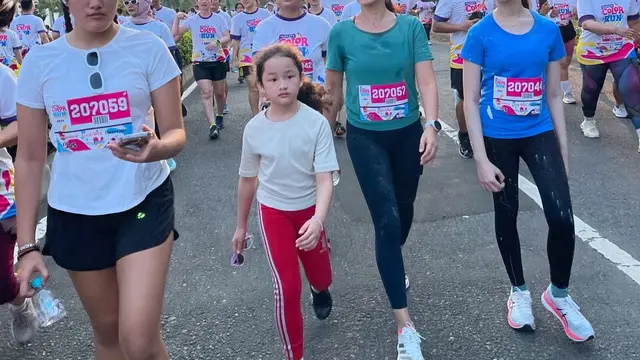 6 Potret Ussy Ikut Event Color Run Festival 2024 Bareng Anak, Elea Selalu Curi Perhatian