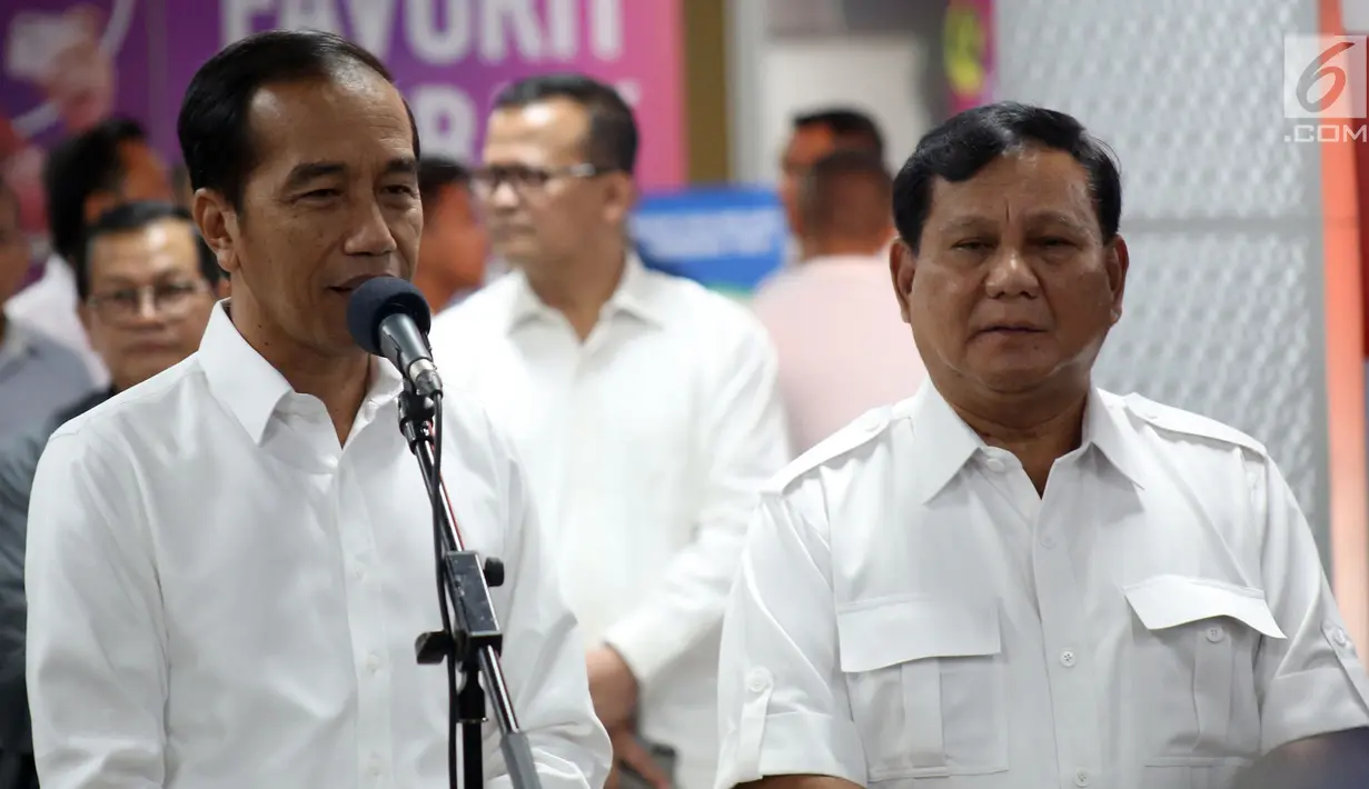 Presiden terpilih Joko Widodo atau Jokowi (kiri) memberi keterangan didampingi Ketua Umum Partai Gerindra Prabowo Subianto saat bertemu di Stasiun MRT Lebak Bulus, Jakarta, Sabtu (13/7/2019). Jokowi berharap masyarakat dapat semakin bersatu usai dirinya dan Prabowo bertemu. (Liputan6.com/JohanTallo)