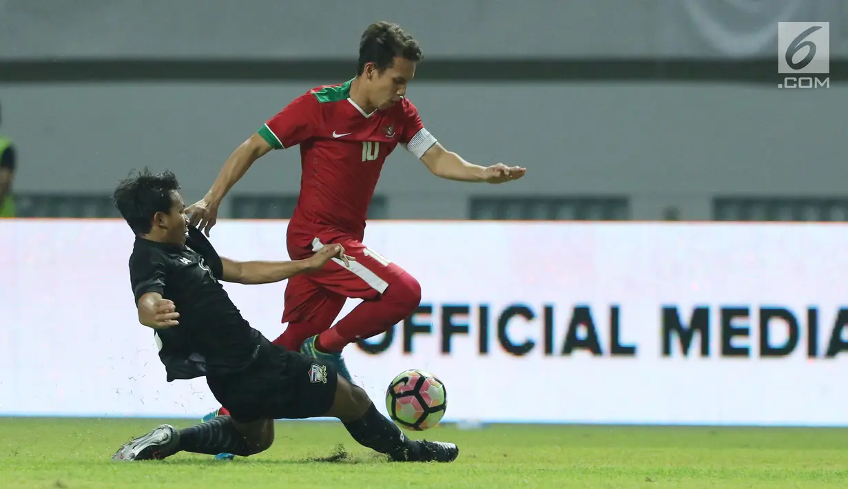 Pemain depan Indonesia U-19, Egy Maulana Vikri mencoba melewati adangan pemain Thailand U-19 di Stadion Wibawa Mukti, Cikarang, Minggu (8/10). The Guardian menyoroti Egy saat menjadi top scorer Piala AFF U-18. (Liputan6.com/Helmi Fithriansyah)