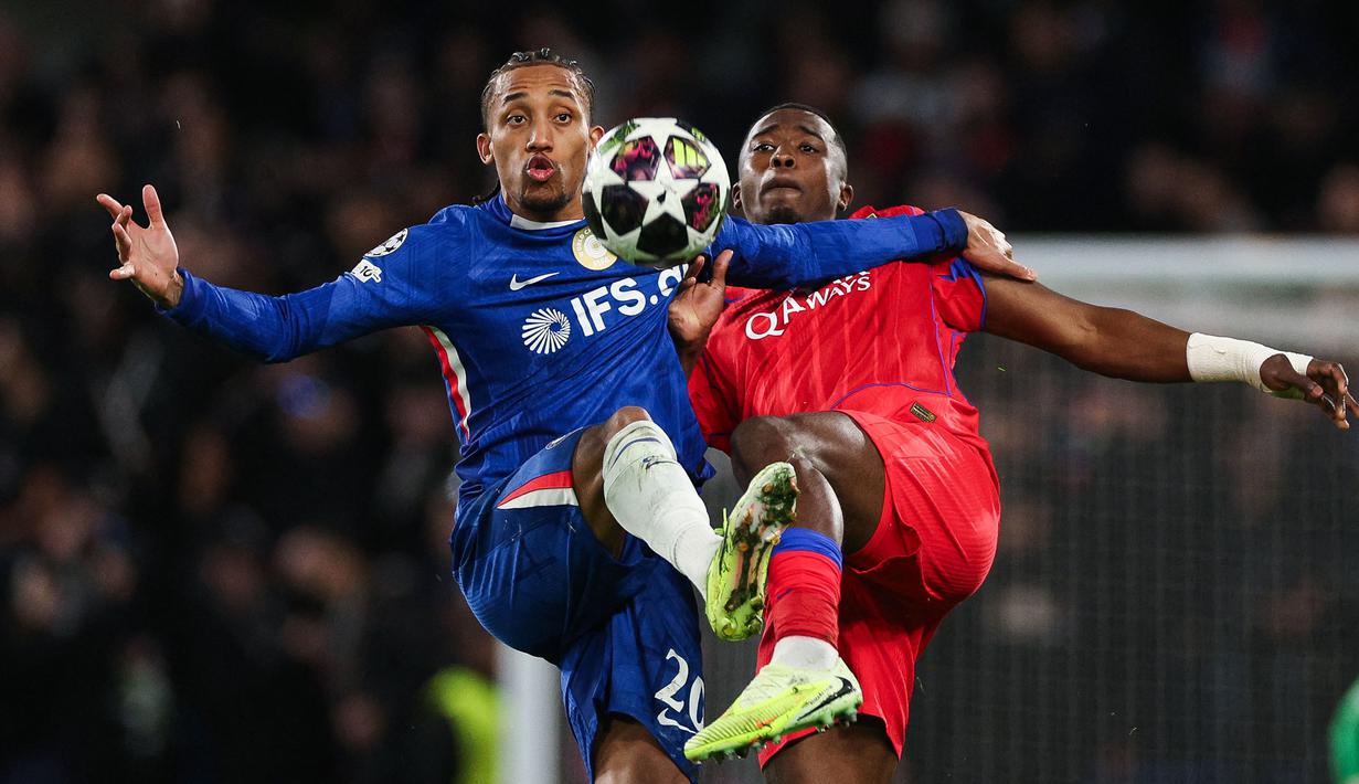 Pada leg pertama, PSG sukses menghajar Chelsea dengan skor 5-2 dalam laga yang berlangsung di Parc Des Princes, Paris, Prancis. (AFP/Adrian Dennis)