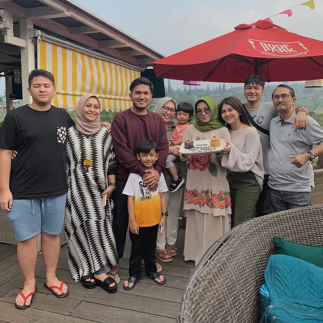 6 Potret Kedekatan Kesha Ratuliu dan Calon Ibu Mertua, Mantu Idaman