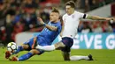 Pemain Italia, Ciro Immobile (kiri) berebut bola dengan pemain Inggris,  John Stones pada laga uji coba di Wembley Stadium, London, (27/3/2018). Italia tahan imbang Inggris 1-1. (AP/Alastair Grant)