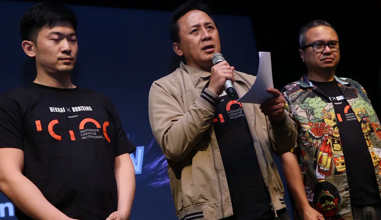 Kepala BEKRAF Triawan Munaf (tengah) seusai penandatangan kerjasama antara Badan Ekonomi Kreatif (Bekraf) dan 88 Rising di Jakarta, Rabu (24/4/2019). Proses pencarian itu dimulai sejak tanggal 23 April hingga 23 Juni 2019 mendatang. (Liputan6.com/HO/Randy)