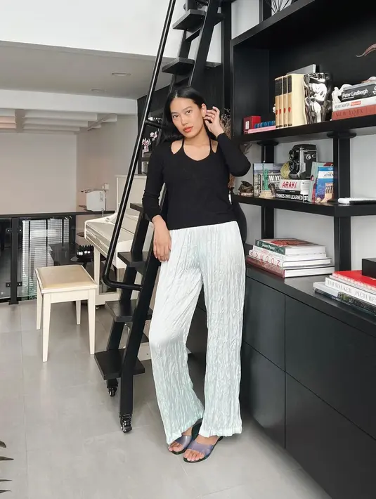 Tak langsung berubah drastis, namun tubuh Alika Islamadina terlihat makin kurus lewat bantuan korset. (FOTO: instagram.com/alikaislamadina/)