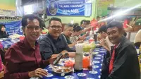 Djarot dan ketua PDIP Surabaya menikmati tahu campur di Surabaya. (Dian Kurniawan/Liputan6.com)