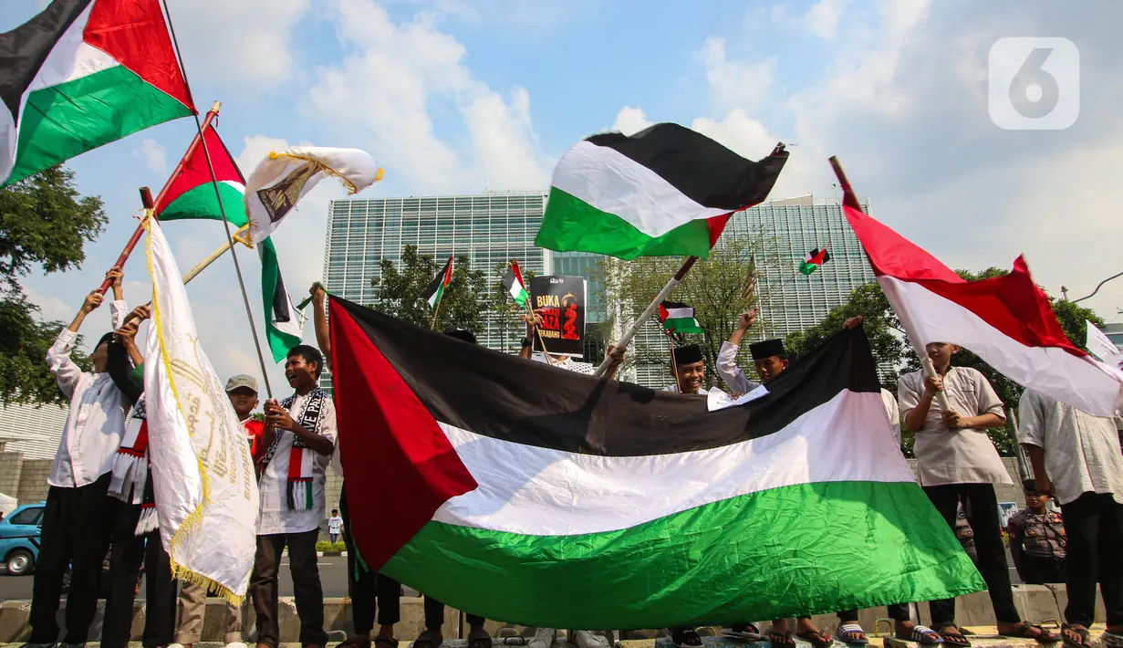 Dalam aksinya, mereka menyerukan agar seluruh pemimpin negara Islam untuk bersatu melawan genozida yang dilakukan oleh Israel. (Liputan6.com/Angga Yuniar)