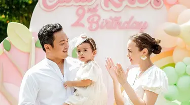 Potret Rianti Cartwright dan Cas Alfonso saat merayakan ultah anak mereka. (Foto: Instgaram/ riantic)