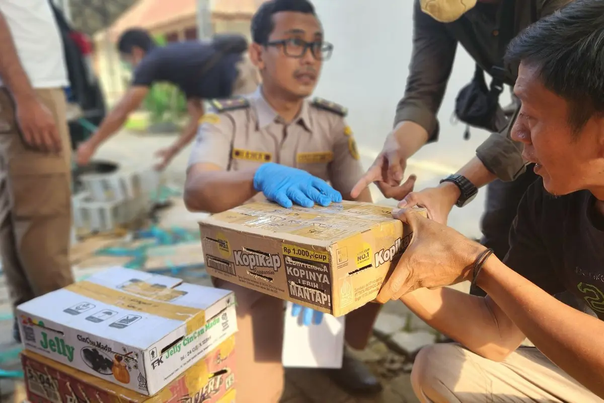Penggalangan penyelundupan ribuan satwa liar jenis burung di Pelabuhan Bakauheni, Lampung Selatan tujuan Bandung, Jawa Barat. Foto : (Karantina Lampung)