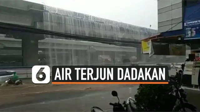 Pengguna Jalan Raya Kalimalang, Bekasi, dibuat heboh dengan fenomena 'air terjun' yang mendadak muncul. Kira-kira apa penyebab 'air terjun' dadakan di Tol Becakayu tersebut ya?