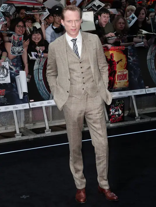 Paul Bettany yang berperan sebagai Vision pun juga hadir dalam premier di London. (via buzzfeed.com)