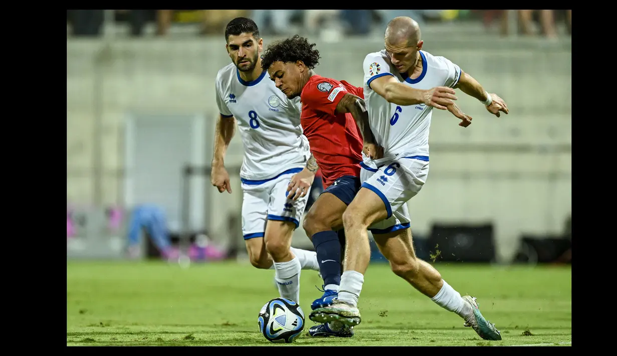 Oscar Bobb (tengah) yang kini berusia 20 tahun dan tengah membela Manchester City menjalani debut bersama Timnas Norwegia saat menghadapi tuan rumah Siprus pada laga Grup A Kualifikasi Euro 2024 (12/10/2023). Dalam laga yang berakhir dengan kemenangan 4-0, Oscar Bobb tampil sejak menit ke-63 menggantikan Ola Solbakken. (AFP/Jewel Samad)