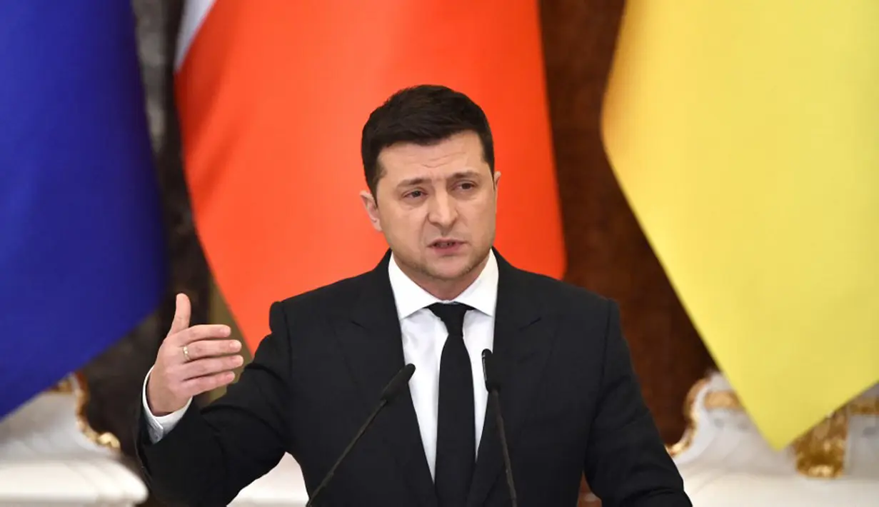<p>Presiden Ukraina Volodymyr Zelensky memberi isyarat saat konferensi pers bersama Presiden Emmanuel Macron setelah pertemuan mereka di Kyiv, Ukraina, 8 Februari 2022. Volodymyr Zelensky berharap segera mengadakan pertemuan puncak dengan pemimpin Rusia, Prancis, dan Jerman. (Sergei SUPINSKY/AFP)</p>