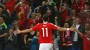 Pemain Wales, Gareth Bale merayakan golnya saat melawan Moldova pada laga kualifikasi Piala Dunia 2018 di Stadion Cardiff City Stadium, Cardif, Wales Selatan, (6/9/2016) dini hari WIB.  (AFP/Geoff Caddick)