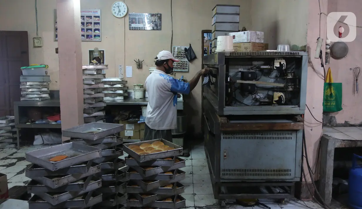 Pekerja menyelesaikan pembuatan roti skala rumahan di kawasan Bendungan Hilir, Jakarta, Selasa (22/6/2021). Menteri Koordinator Perekonomian Airlangga Hartarto mencatat realisasi penyaluran Kredit Usaha Rakyat (KUR) mencapai Rp111,99 triliun hingga 14 Juni 2021. (Liputan6.com/Angga Yuniar)