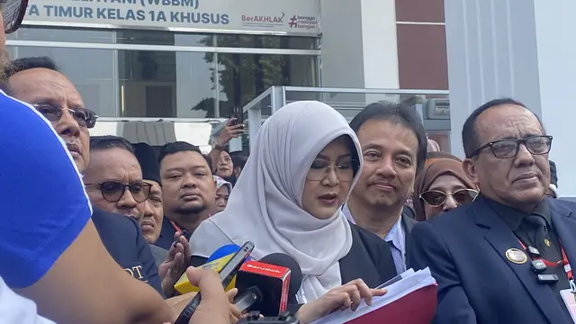 Dokter Tifa Pamer Bukti Soal Ijazah Jokowi Usai Sidang di Pengadilan Negeri Jakarta Timur, Kamis (23/7/2026). (Liputan6.com/Devira Prastiwi).