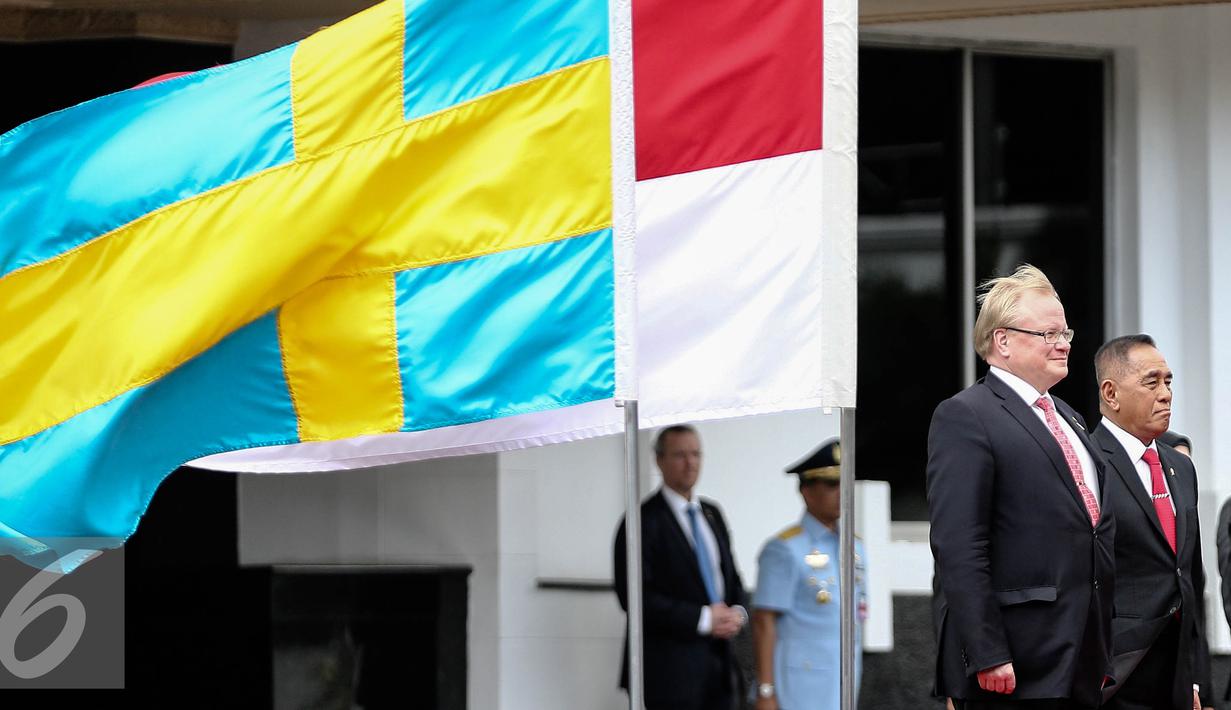 Menteri Pertahanan Ryamizard Ryacudu bersama Menteri Pertahanan Kerajaan Swedia Carl Anders Peter Hultqvist mengikuti upacara penyambutan di Kementerian Pertahanan, Jakarta, Selasa (20/12). (Liputan6.com/Faizal Fanani)