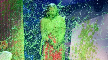 Demi Lovato saat disemprotkan slimed dalam Kids Choice Awards di Los Angeles, California, AS, (11/3). Penyanyi cantik campuran Latin dan AS itu mendapat semprotan cairan hijau 'slimed' di seluruh tubuhnya. (Chris Pizzello/Invision/AP)